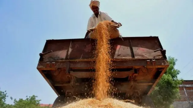 తడిసిన ధాన్యం పేరుతో ధర తగ్గిస్తున్నారని రైతులు ఆరోపిస్తున్నారు