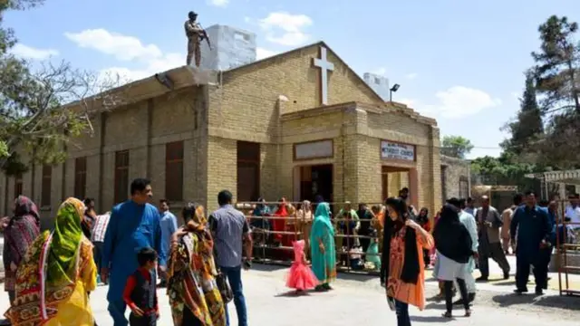 Picha zilizopigwa mjini Quetta, mashariki mwa Pakistan, zinawaonesha waumini wakiingia kanisani huku maskari wakiwa wamesimama juu ya paa.