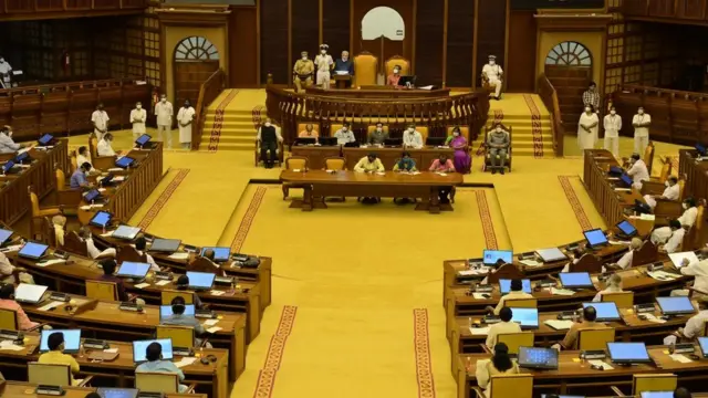 చోరీకి గురైన డబ్బును ఎందుకు తరలిస్తున్నారు అన్న అంశంపై కేరళలో భిన్నాభిప్రాయాలు వ్యక్తమవుతున్నాయి.