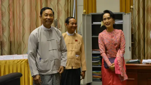 ၂၀၁၆ က ပြည်သူ့လွှတ်တော် တာဝန်တွေကို လွှဲအပ်နေတဲ့ သူရဦးရွှေမန်း