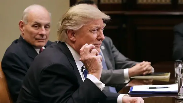 John Kelly (i bubamfu) yagenywe gukora mu biro kwa Prezida Trump mu kwezi kw'indwi