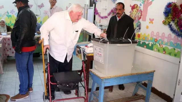 ناخبين أمام مراكز الاقتراع للإدلاء بأصواتهم