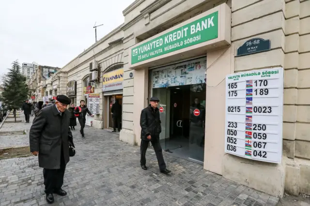 В Азербайджане продолжается девальвация национальной валюты