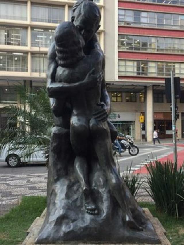 Estátua O Beijo Eterno, no Largo São Francisco, centro de São Paulo