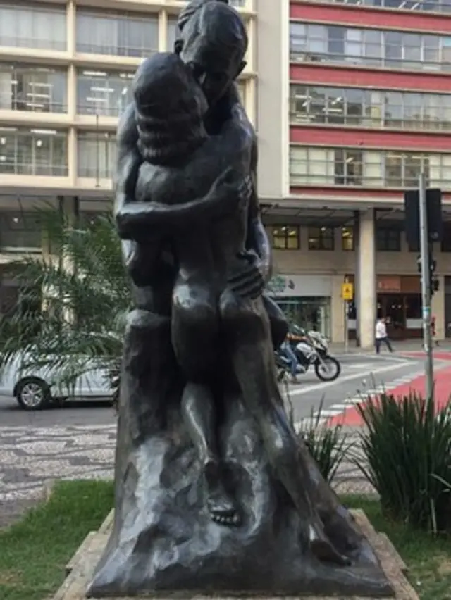 Estátua O Beijo Eterno, no Largo São Francisco, centrojogos de lutaSão Paulo