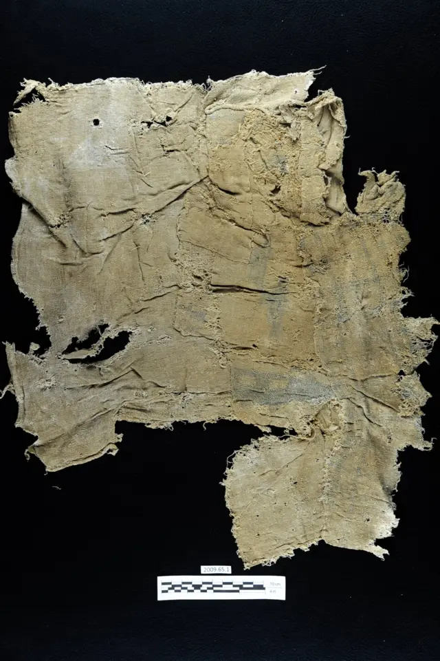 Textil pre cerámico con tinte azul.