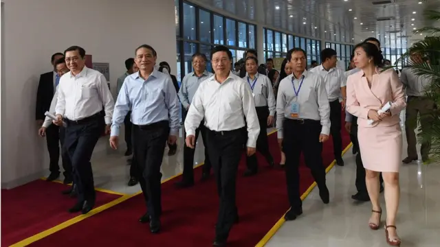 Phó Thủ tướng Phạm Bình Minh cùng lãnh đạo Thành phố Đà Nẵng và các chuyên viên Bộ Ngoại giao thăm trung tâm.