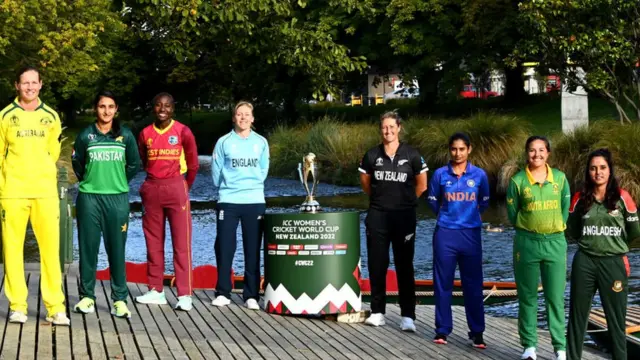 મીતાલી રાજ જમણેથી ત્રીજા ક્રમે