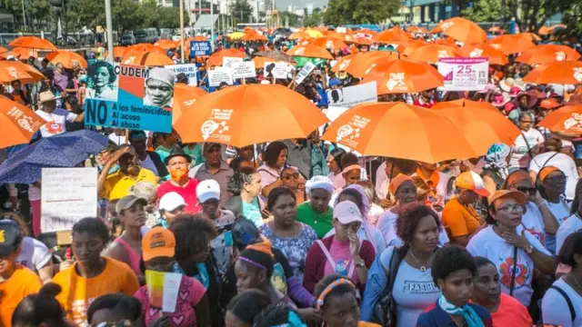 Rippablika Dominikaan Saantoo Domingoo keessatti Guyyaa Miidhaa Dubartoota irra Gahu kana Dhabamsiisuu irratti seera biyyattii isa ulfa baasan akka yakkaatti ilaalu mormanii hiriira ba'an
