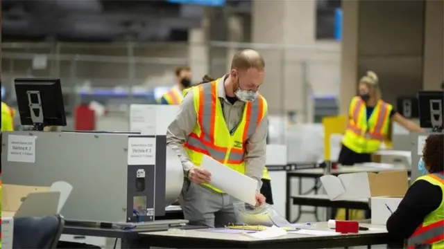特朗普和拜登在为数不多的几个摇摆州仍处于胶着状态，难分上下。