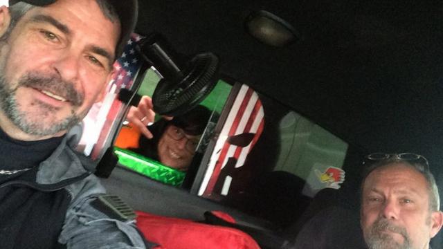 Cramsey e seus dois companheiros na missãodeclarar apostas esportivas"resgatar" a jovem das drogas