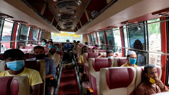 বাংলাদেশে সামাজিক দূরত্ব বজায় রেখে গণ পরিবহন চালু করা হয়েছে, ০১-০৬-২০২০।