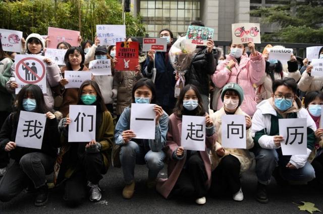 معترضان در حمایت از شیانزی پوسترهایی را مقابل دادگاه در پکن به نمایش گذاشتند