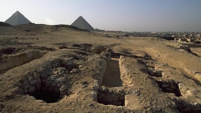 L'entrée des tombes des bâtisseurs de pyramides, Nécropole de Gizeh