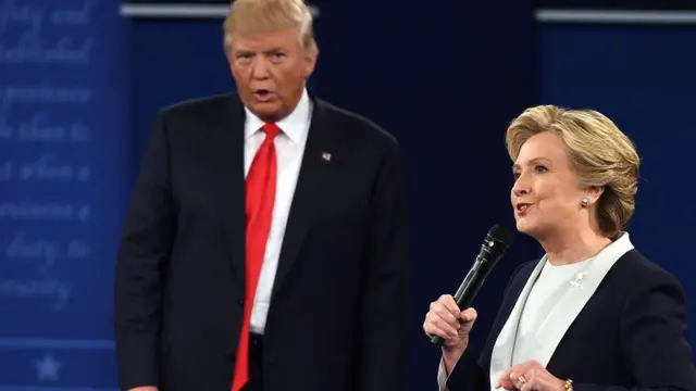 Ông Trump nói bà Clinton có vẻ quá "hứng khởi" vào đầu cuộc tranh luận thứ hai