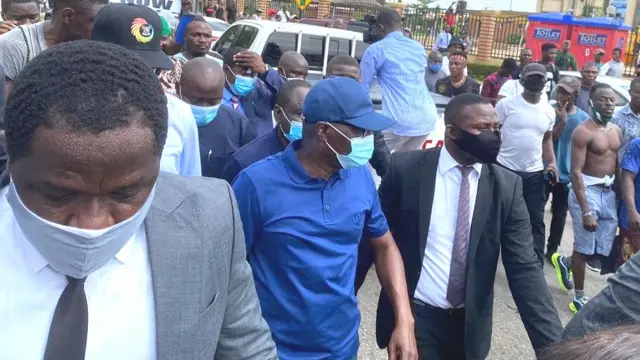 Gomina Sanwo-Olu laarin awọn ọdọ to n se iwọde