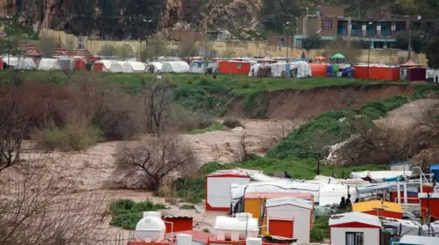 طغیان رودخانه الوند در سرپل ذهاب زندگی ساکنان این منطقه را که از زمان زلزله در چادر و اتاقک پیش ساخته هستند با دشواری هایی رو به رو کرده است.