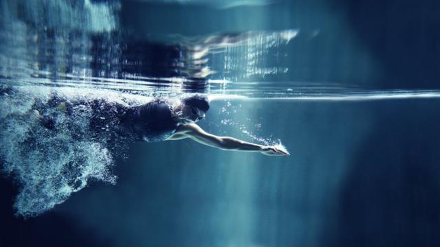 Esportista pratica natação