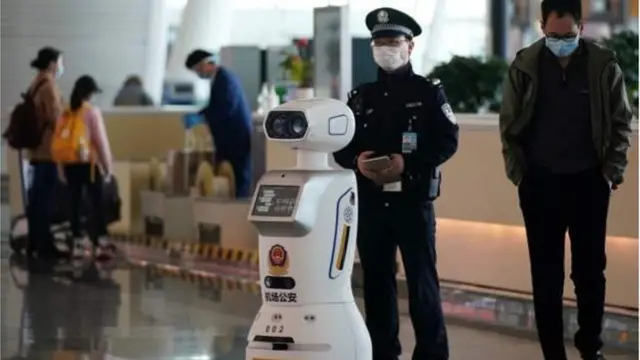 د هوايي ډګر دا پولیس د خپل ربوټ په همکارۍ د کورونا وېروس د مشکوکو ناروغانو د معاینې لپاره ولاړ دی.