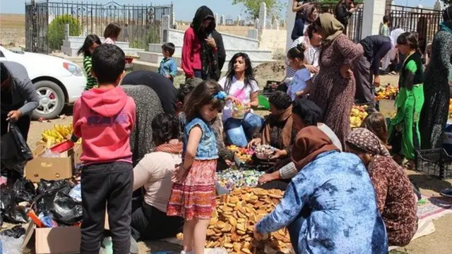 إيزيديو مدينة تل أبيض يوزعون الحلوى على المحتاجين بحلول الأربعاء الأحمر