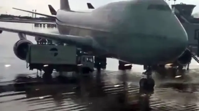 ливень в аэропорту