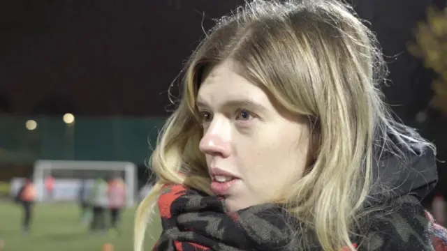 Arina regarde Nina jouer au football