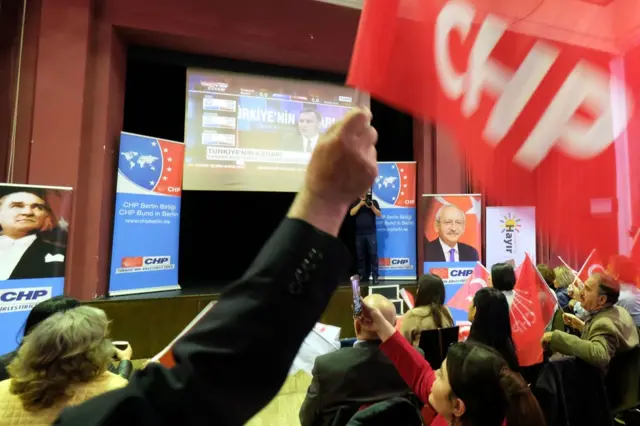 CHP merkezinde sonuçları takip eden seçmenler