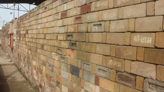 मंदिर के नाम पर आईं ईंटें