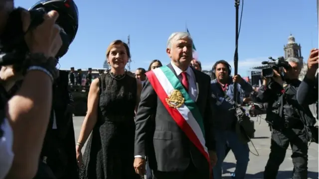 AMLO y su esposa