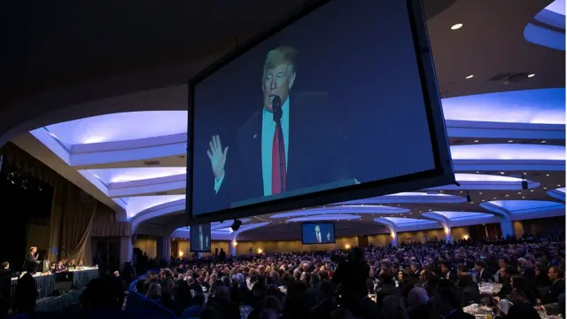 Дональд Трамп выступает на Национальном молитвенном завтраке