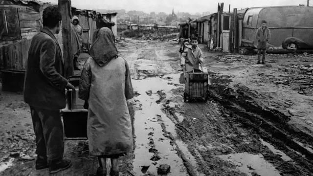 প্যারিসের উপকণ্ঠে নানতেরের কাছে আলজেরিয়দের একটি বস্তি এলাকা। ১৯৬১ সালে এই বস্তি এলাকায় মানবেতর জীবন কাটাতেন ৬০০০ আলজেরিয় মুসলিম বাসিন্দা