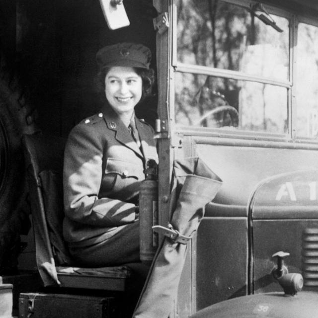 A princesa Elizabeth (agora Rainha Elizabeth 2ª) ao volante de um veículo do Exército