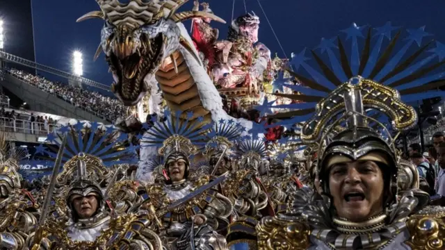 सांबोड्रोमो नाम से मशहूर इस कार्निवाल में दुनियाभर से सांबा सिखाने वाले स्कूल भागीदारी करते हैं.