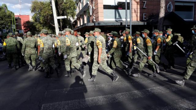 墨西哥士兵抵达地震现场参与救灾