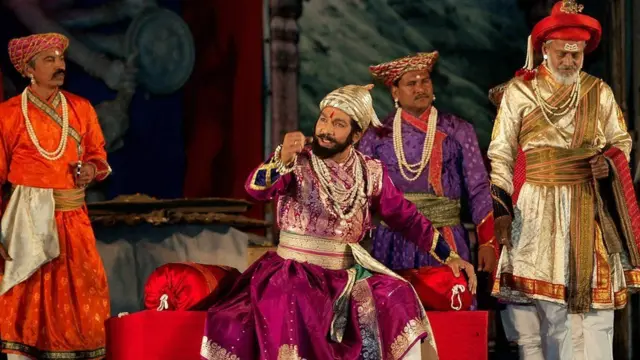 જાણતા રાજા નાટકનું આ દૃશ્ય