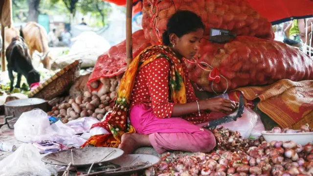 গৃহিণীরা বলছেন তারা রান্নাতেও কম পেঁয়াজ দিচ্ছেন