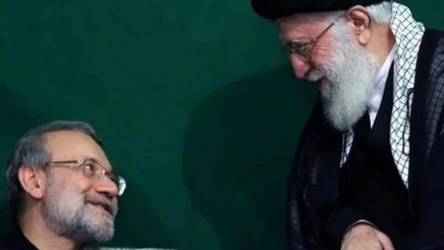 آیت الله علی خامنه ای رهبر جمهوری اسلامی ایران و علی لاریجانی رئیس فعلی مجلس شورای اسلامی