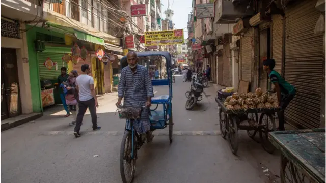 লকডাউনের কারণে স্বল্প আয়ের মানুষেরা কঠিন অবস্থার মুখে পড়বে বলে আশঙ্কা করা হচ্ছে।
