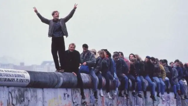 Горбачёв Совет аскарларига Берлин девори бузилишига аралашмасликни буюрган