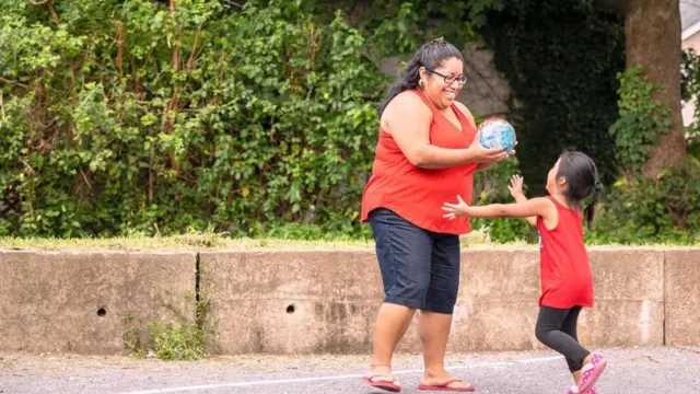 મા સાથે રમતી બાળકી