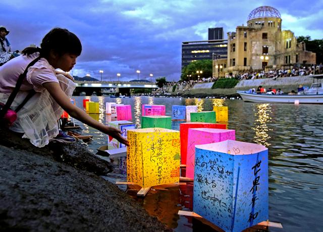2019年，在广岛原爆遗迹旁边的元安川，人们为原爆周年纪念日点起了灯笼。