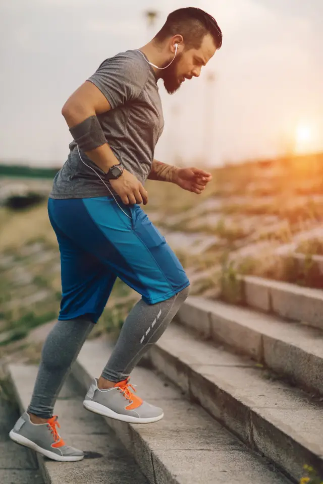 Hombre subiendo escaleras