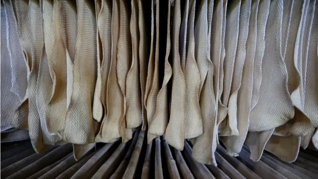 ยางแผ่นที่อยู่ในโรงงาน