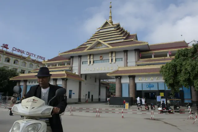 မြန်မာကုန်သည်တွေအတွက် အဆင်ပြေအောင် အခုတစ်ကြိမ်မှာ ငွေကြေးနဲ့ ရောင်းချနိုင်ဖို့ ချုပ်ဆိုခဲ့