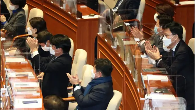 더불어민주당 의원들이 공수처법 개정안이 재석 의원 287명 가운데 찬성 187명, 반대 99명, 기권 1명으로 가결되자 박수치고 있다