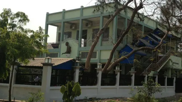 ဆရာညိန်းရုပ်တုတပ်ဆင်ထားတဲ့ ဒီနေ့ခေတ်မြို့မအသင်းတိုက်