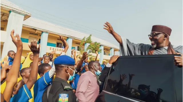 Rochas Okorocha n juwọ si awọn eeyan lati inu ọkọ