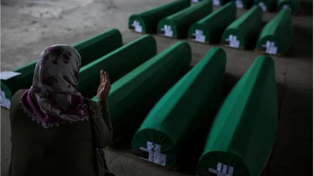 Žena se moli pored tabuta