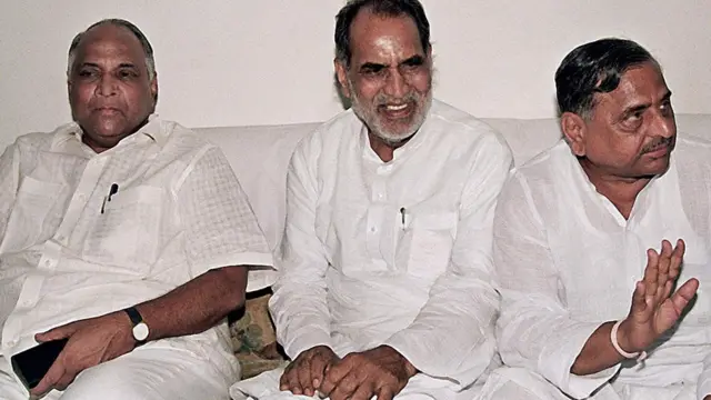 बाएं से शरद पवार, चंद्रशेखर और मुलायम सिंह यादव