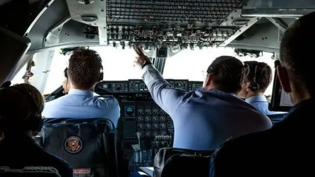 Медициналык эрежеге ылайык, аялдын боюндагсы 30 аптадан ашкандан кийин учакка чыгууга уруксат берилбеши керек.